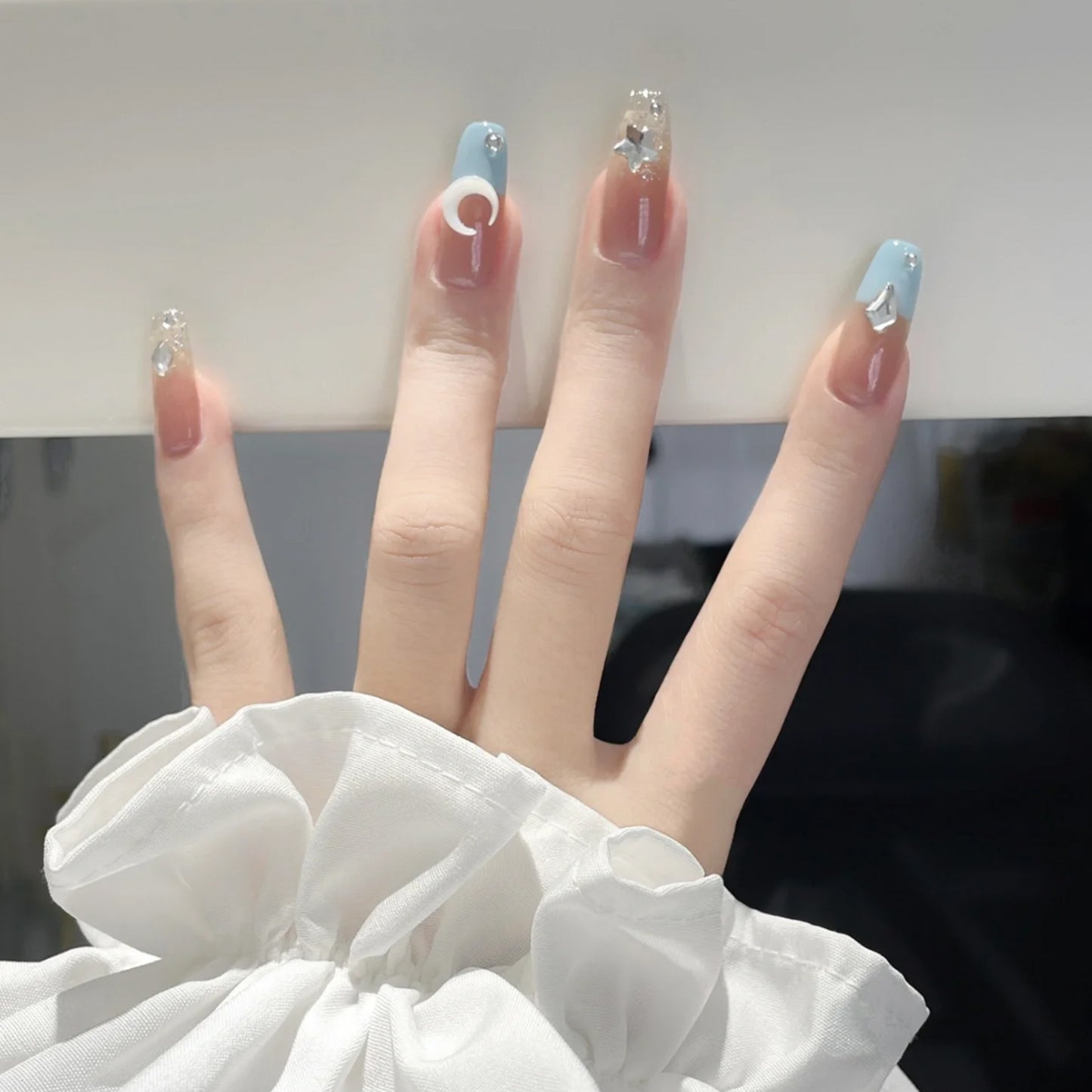 NZJ031 White Nail Art Moon Ornament Shell Curved Moon Manicure Aurora DIY Jewelry 3D Nail Art Decorations